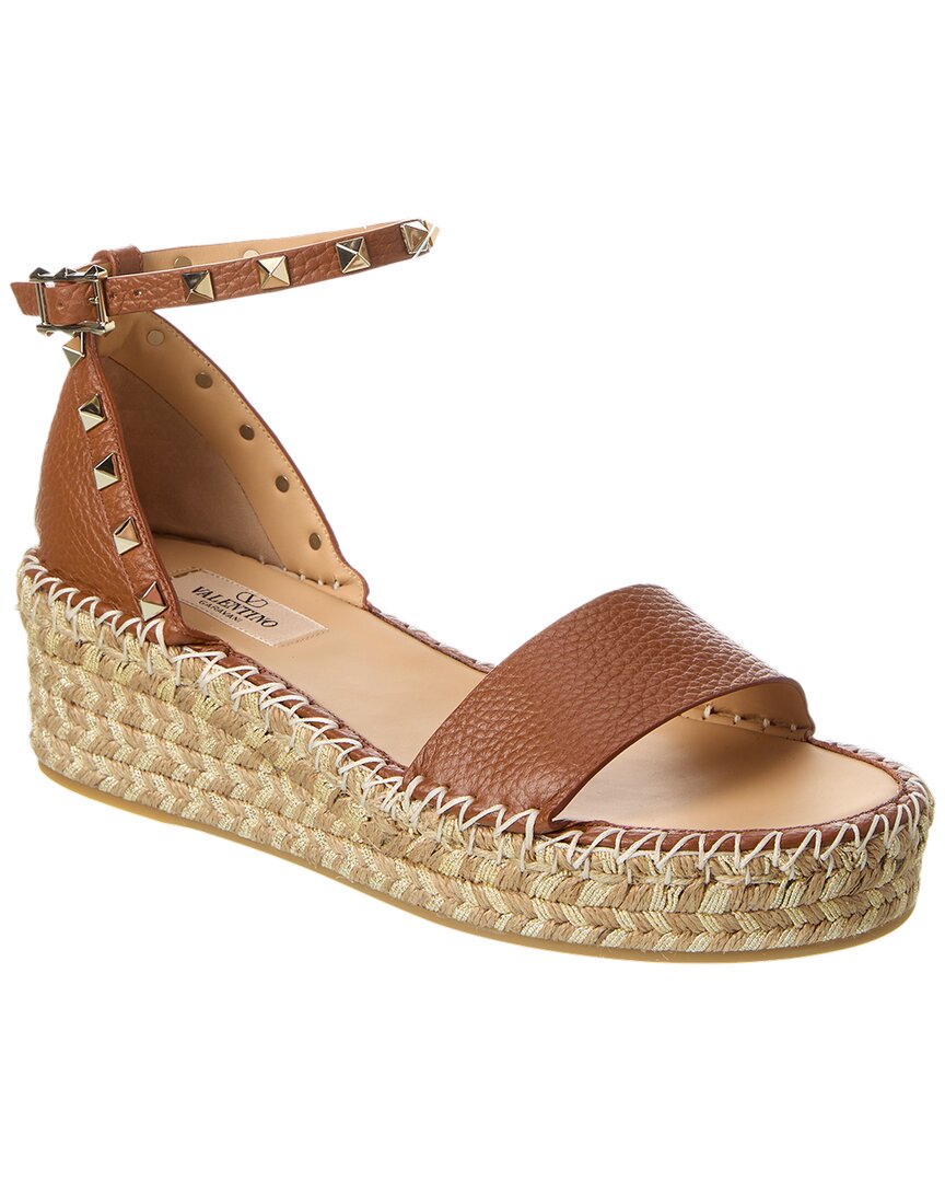 Valentino Garavani Rockstud 55 Grainy Leather Platform Sandal In Tan
