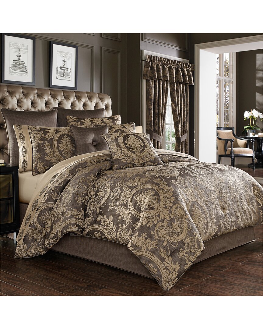 ROYAL COURT FIVE QUEENS COURT NEAPOLITAN COMFORTER SET