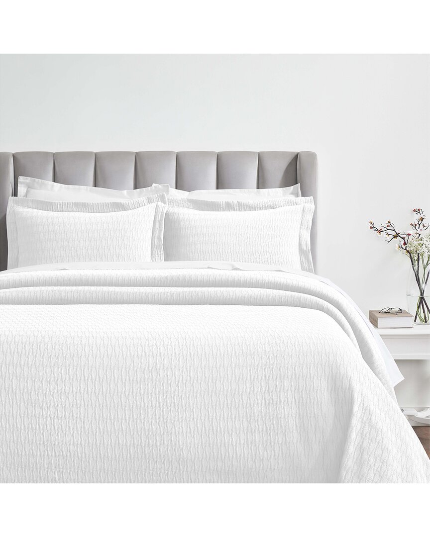 Superior Calvert Medium Weight Geometric Matelasse Bedspread Set In White