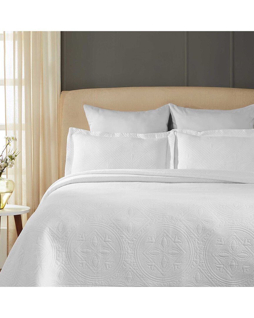 Superior Celtic Circle Cotton Jacquard Matelasse Scalloped Bedspread Set In White